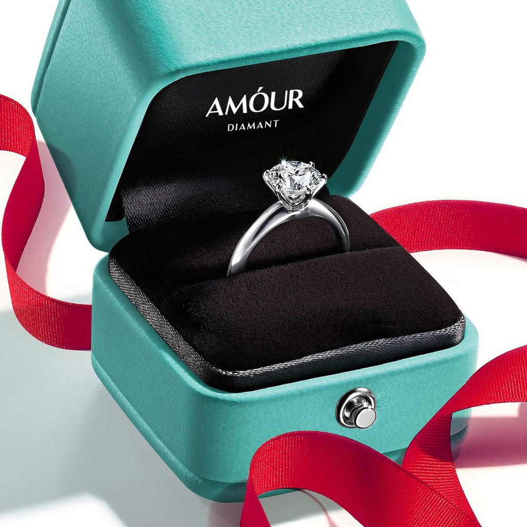 White Gold or Platinum? Choosing the Right Metal for Your Engagement Ring