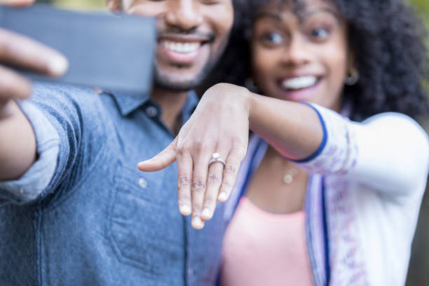 So kaufen Sie einen Verlobungsring: Der ultimative Leitfaden für Männer