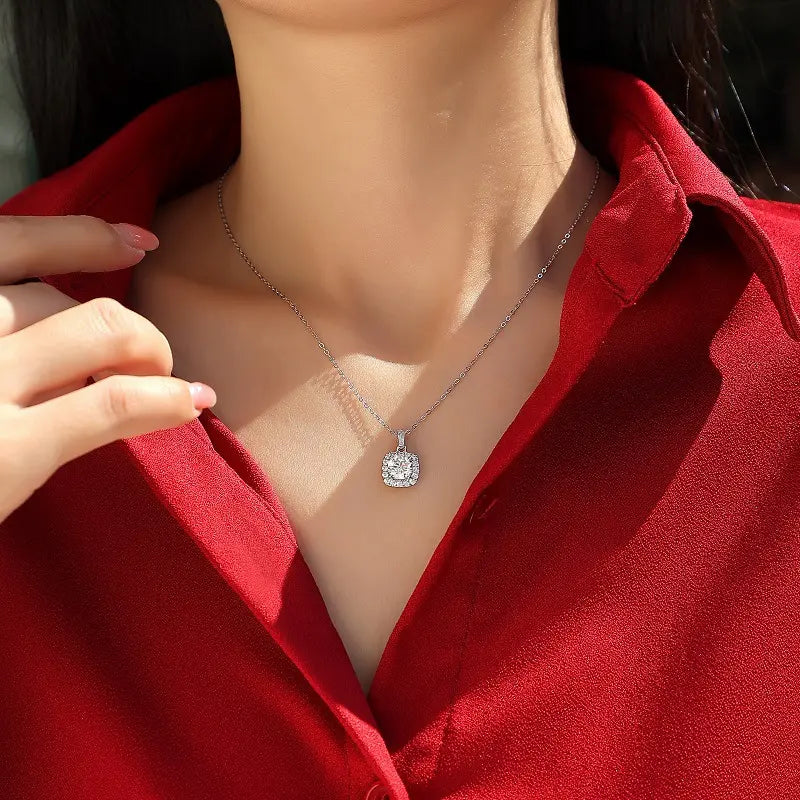 La Couronne Pendant (2.0 Carat)