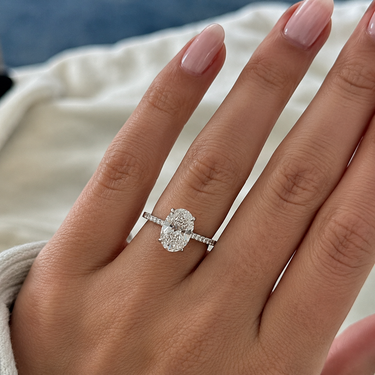 Customer wearing an Amour Diamant engagement ring