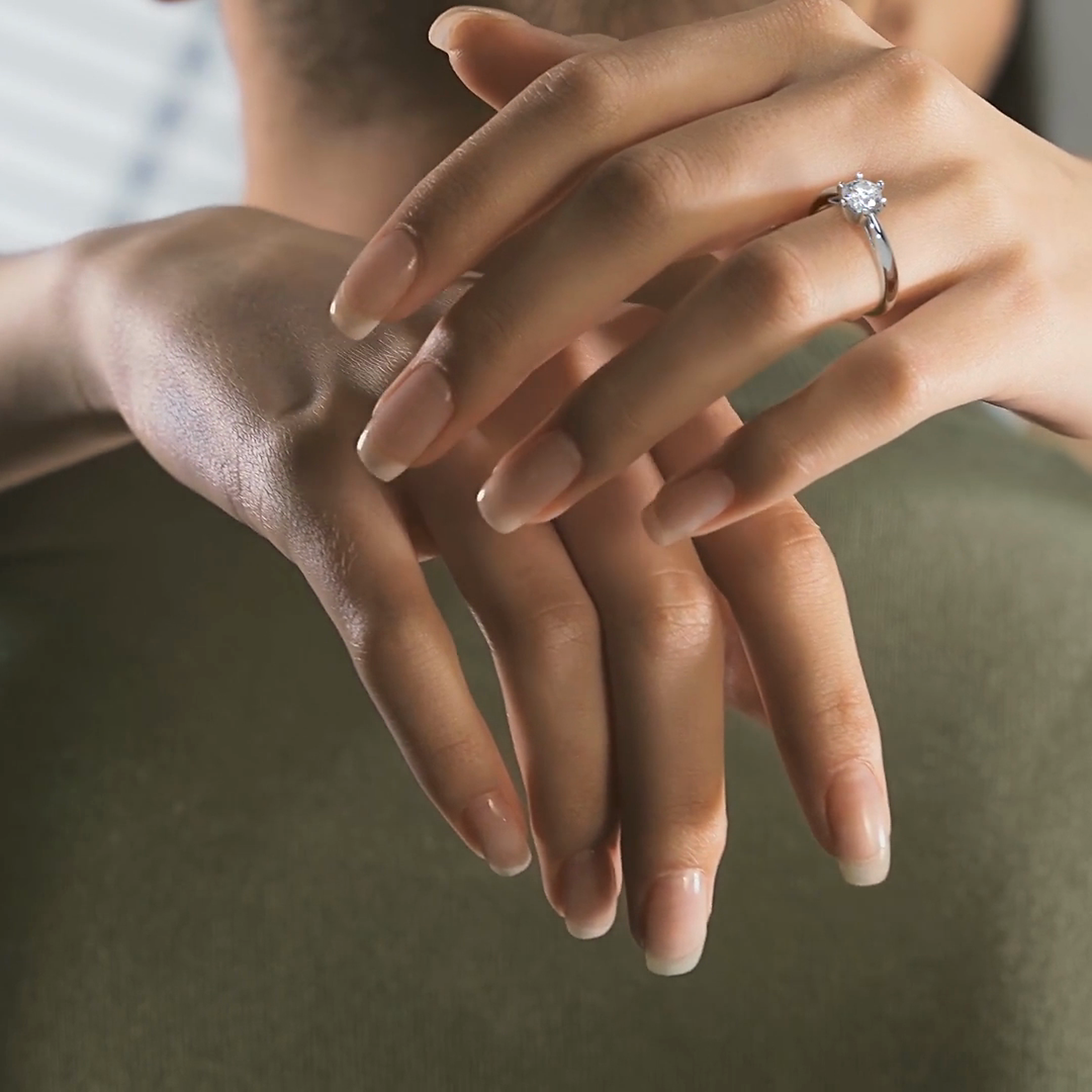 Runder Amóur Diamant Solitärring in einem luxuriösen Ambiente
