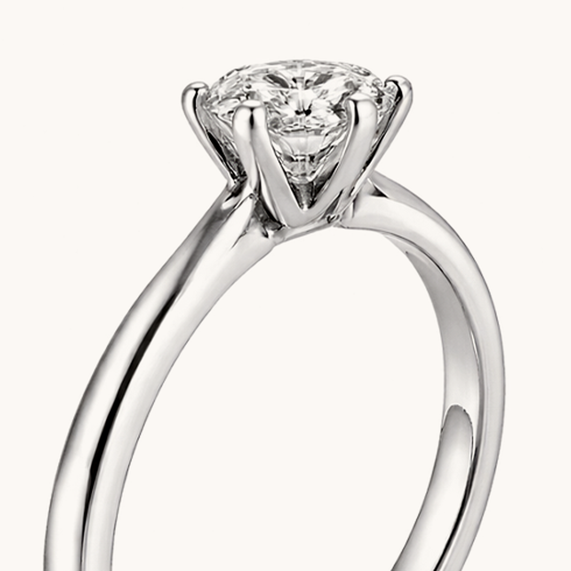 Makroansicht der Sechs-Krappen-Krone und des Diamanten des Amóur Diamant Rings