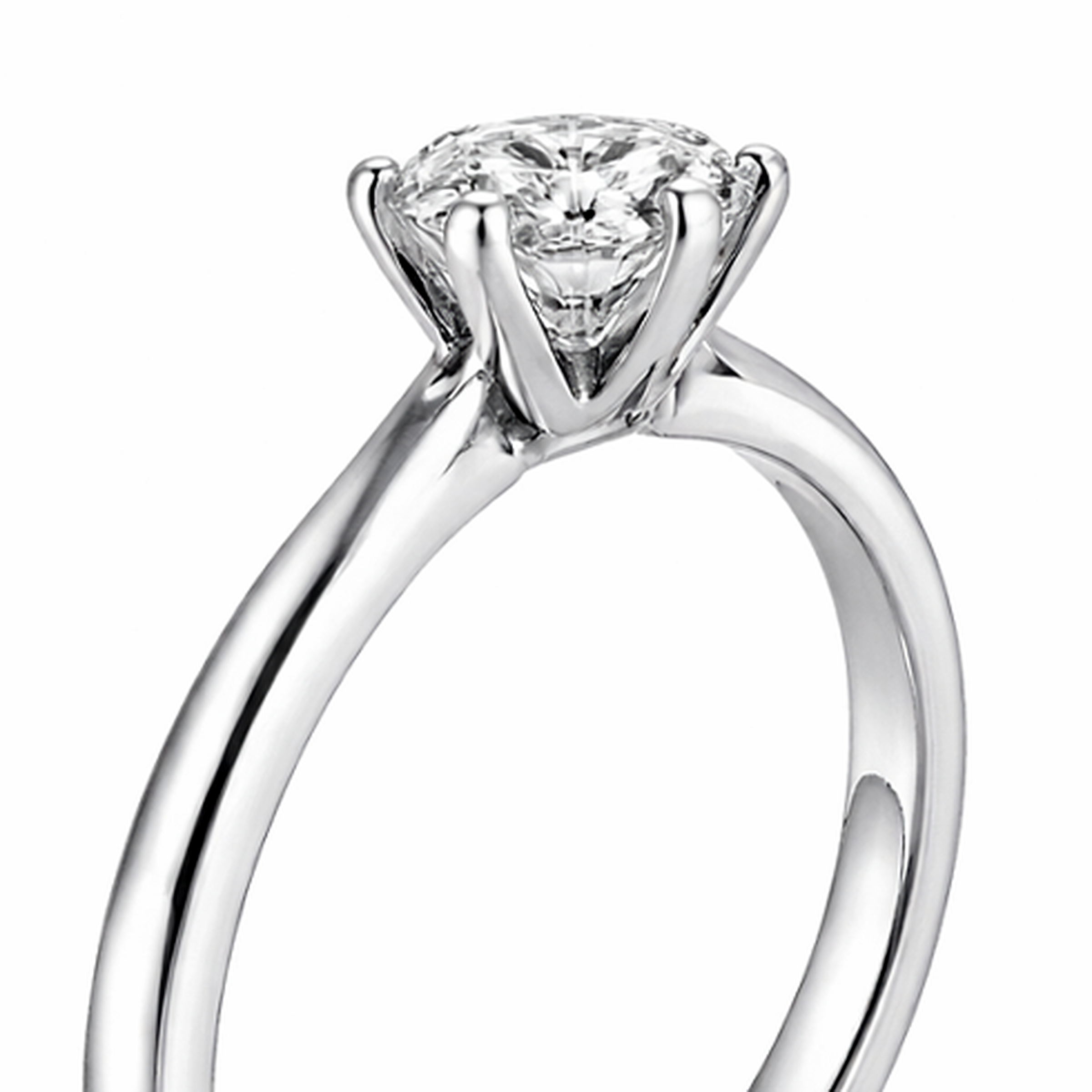 Makroansicht der handwerklich gefertigten Sechs-Krappen-Krone des Amóur Diamant Rings
