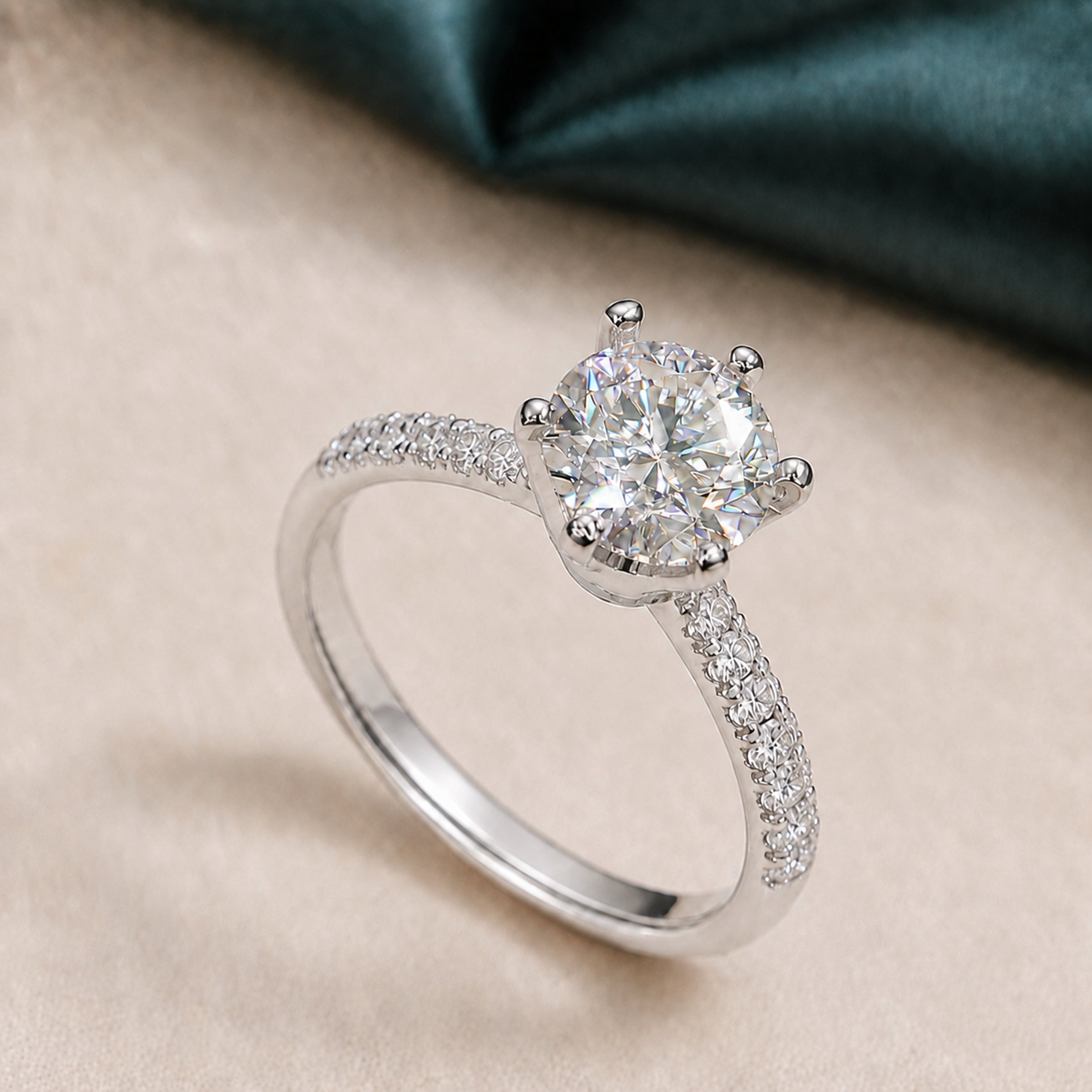 Clarté Royale — Nahaufnahme des Diamanten, der sechs Krappen und der Pavé-Verarbeitung