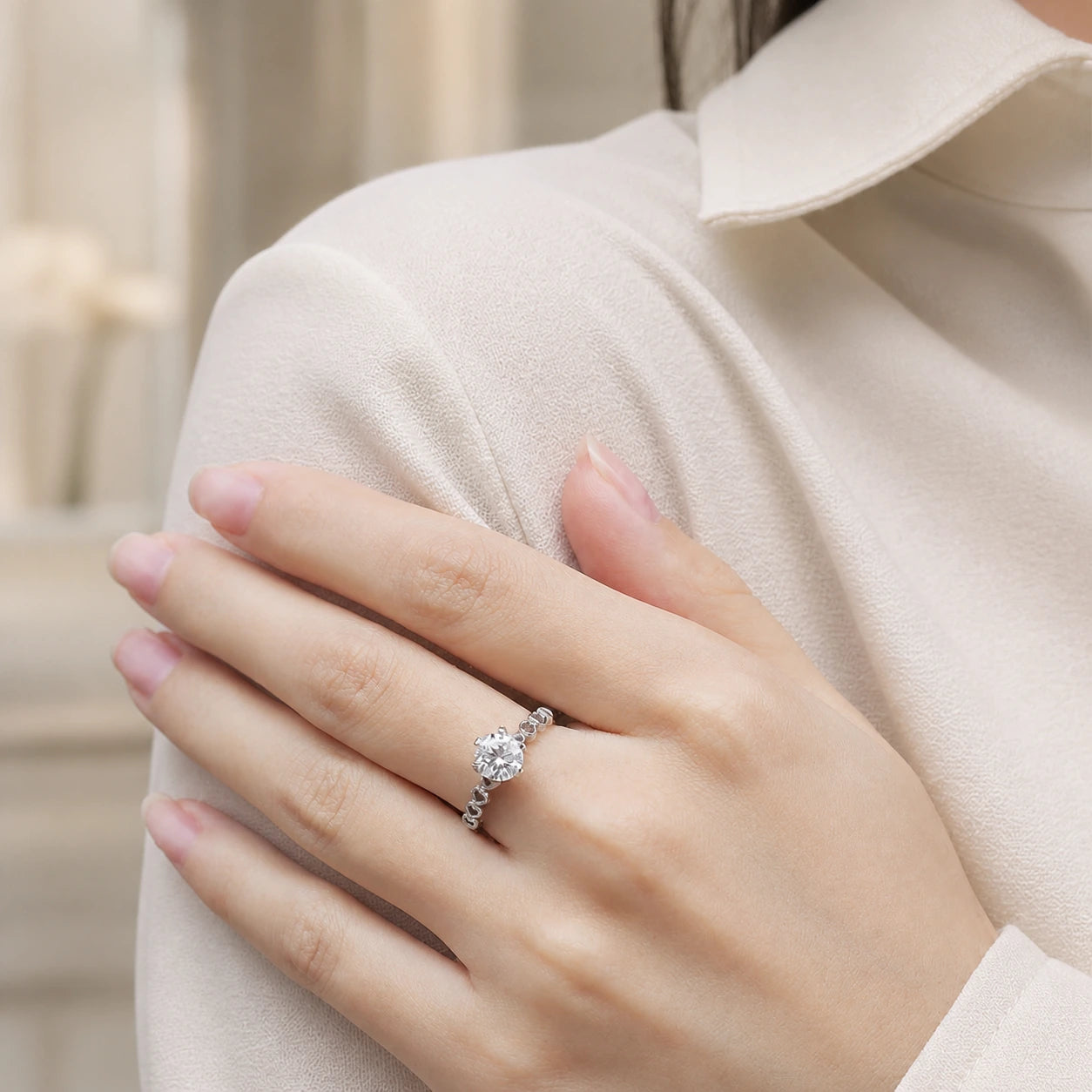 Énigme ring worn on hand