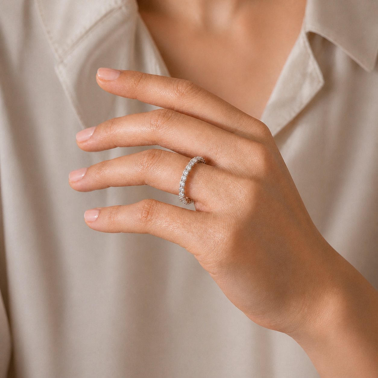 Anillo de diamantes Éternité de eternidad completa en la mano, con diamantes alrededor de todo el aro