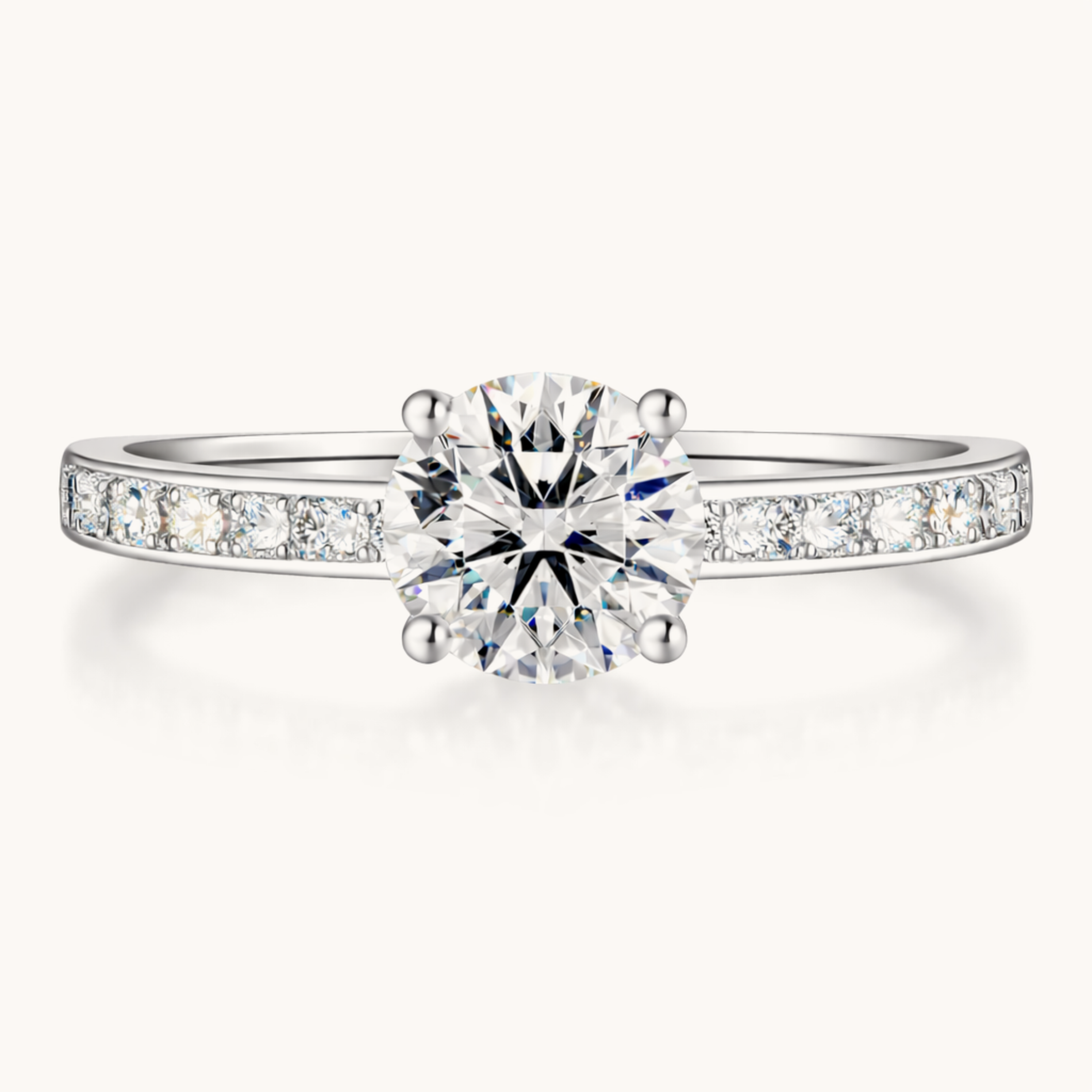Frontansicht des Fiancée Rings mit rundem Labordiamanten, Vier-Krappen-Fassung und Pavé-Schultern