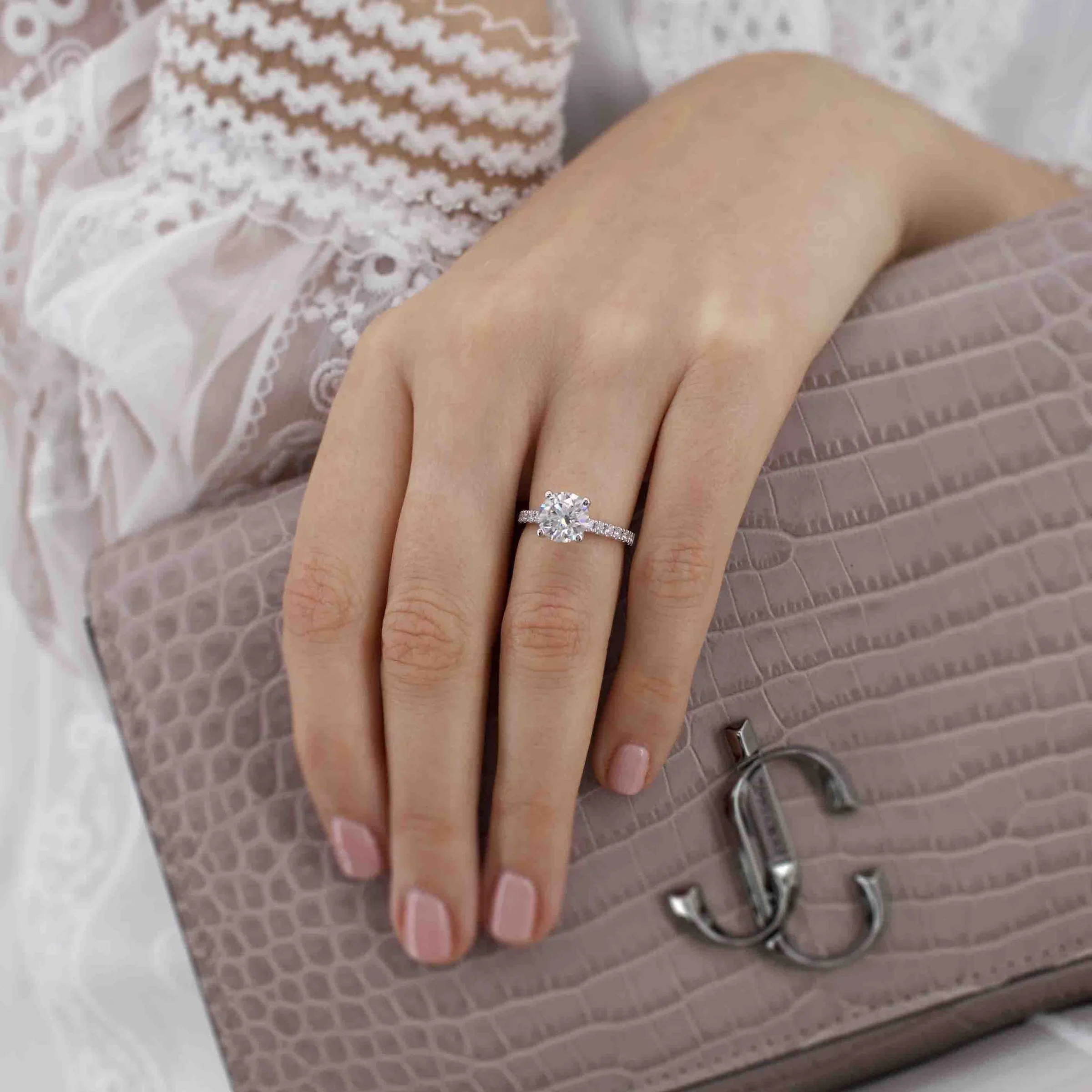 Fiancée Verlobungsring mit rundem Labordiamanten an der Hand