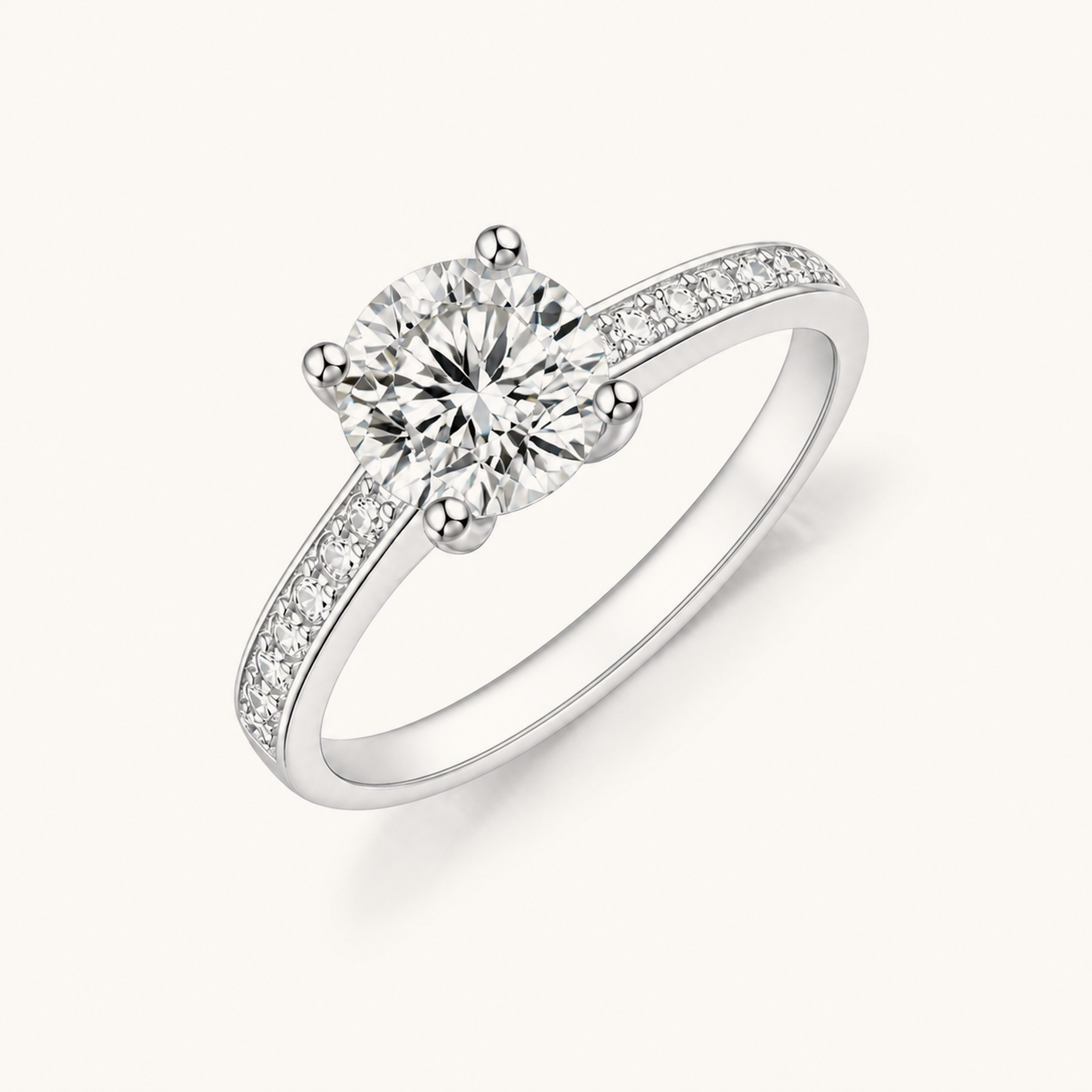 Dreiviertelansicht des Fiancée Rings in fester Größe mit Vier-Krappen-Fassung und Pavé-Schultern