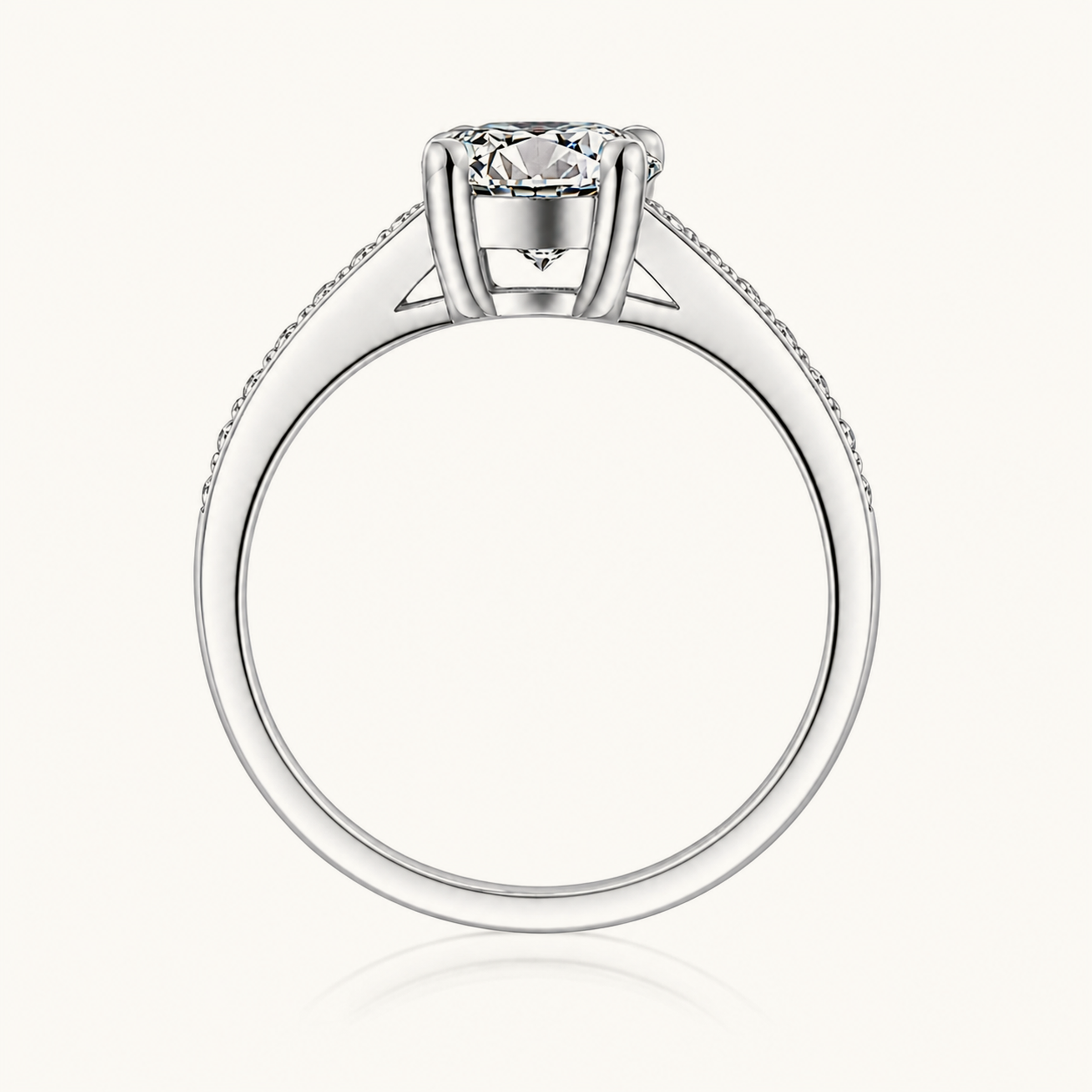 Seitenprofil der erhöhten Vier-Krappen-Fassung und des offenen Korbs des Fiancée Rings