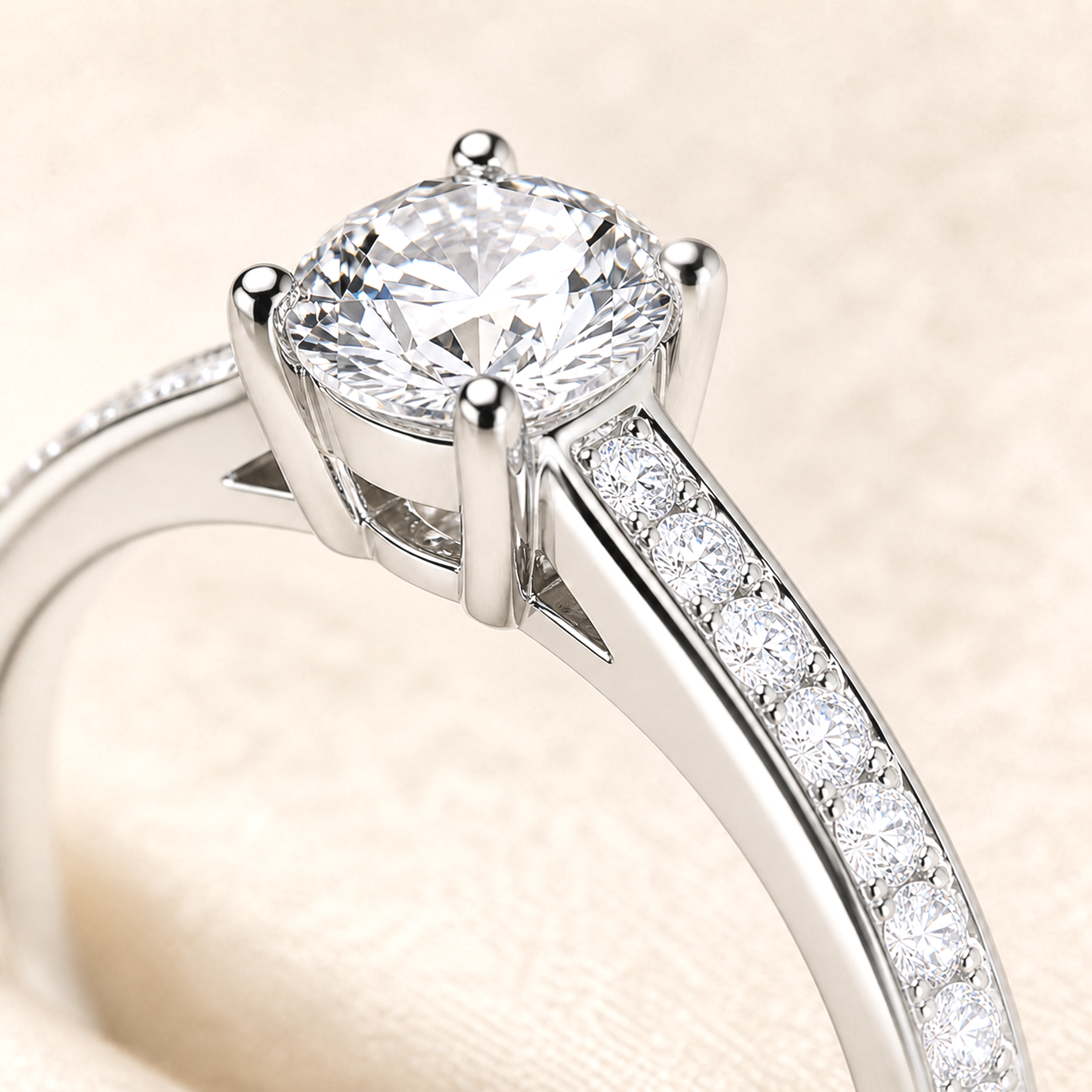Makroansicht des Vier-Krappen-Korbs, der Pavé-Diamanten und polierten Metallkanten des Fiancée Rings