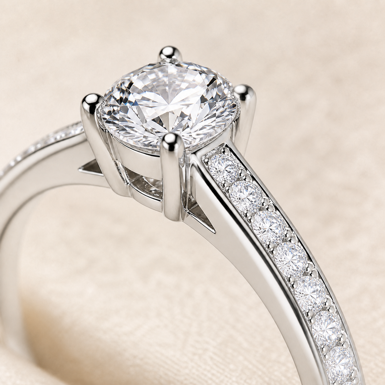 Detailansicht des Vier-Krappen-Korbs, der Pavé-Schultern und polierten Metallkanten des Fiancée Rings