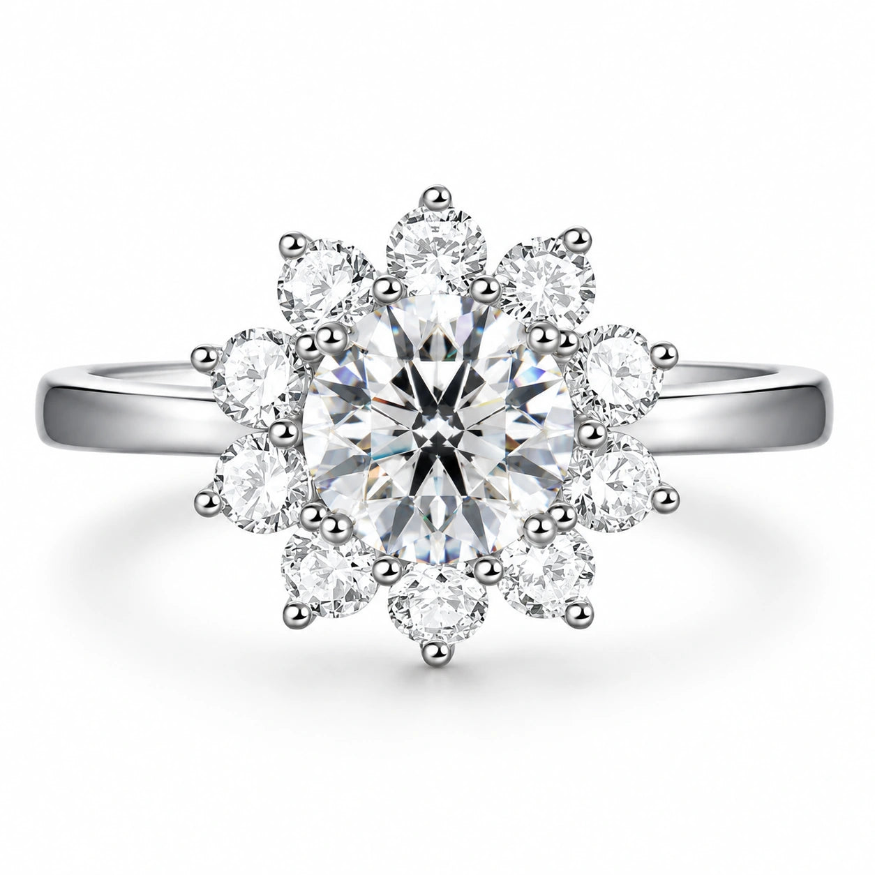 Vooraanzicht van Flocon d'amour met ronde centrale diamant en halo van tien diamanten.