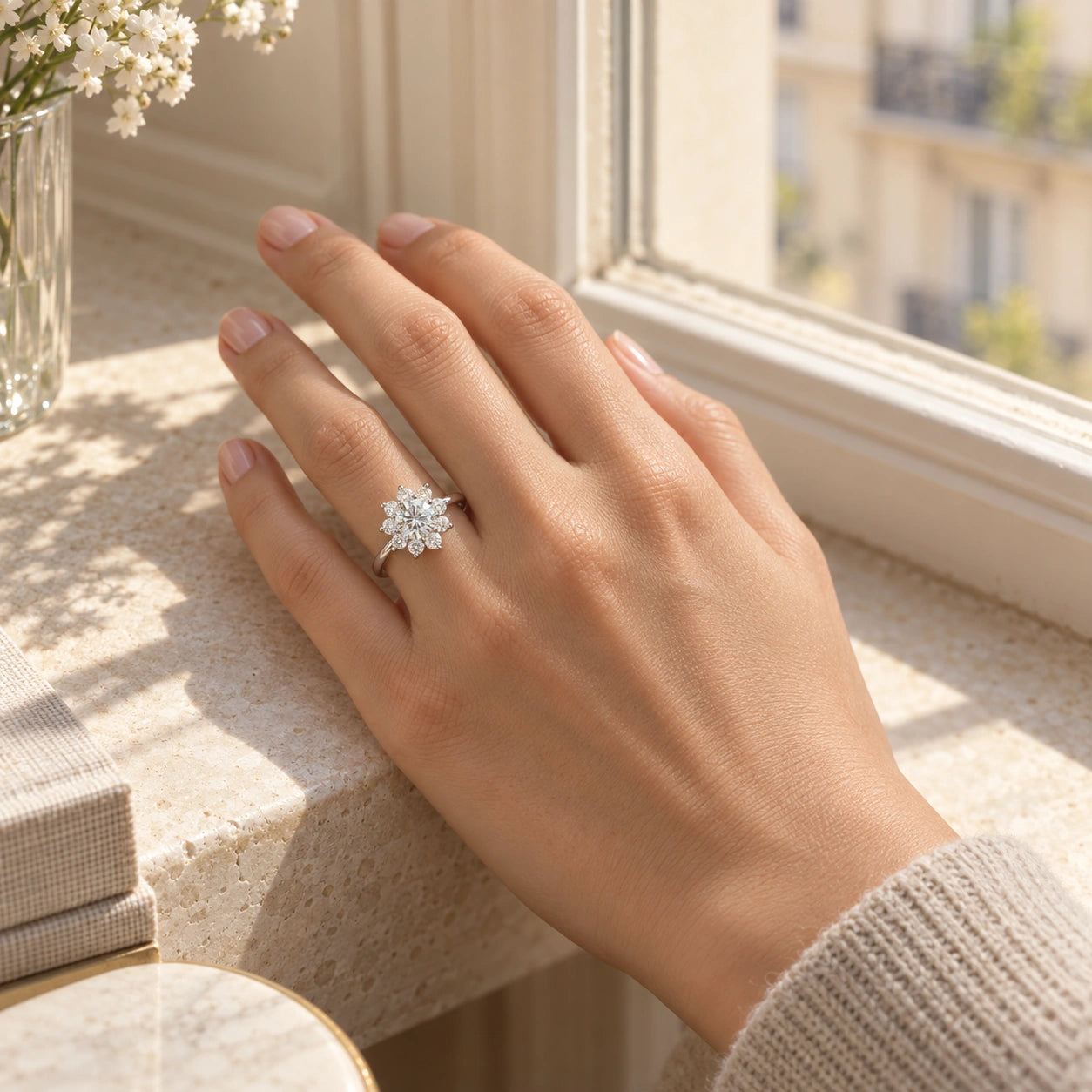 Flocon d'amour portée à l'annulaire dans une scène de jour.