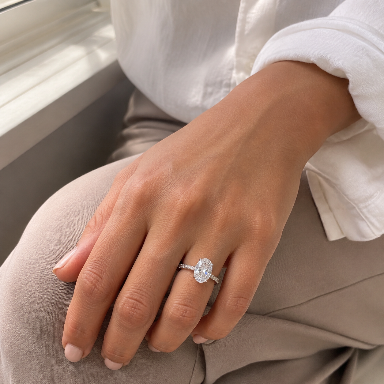 Ovale lab-grown diamond ring worn on a hand