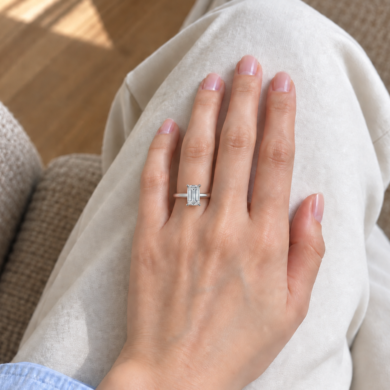 Anello L’émeraude con taglio smeraldo da un carato su una mano di misura 6.