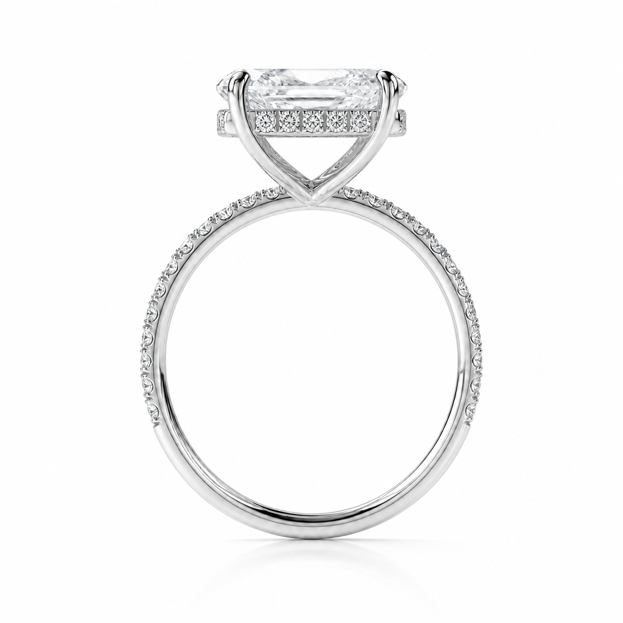 Seitenansicht der erhöhten Radiant-Fassung des Lumière d’Amour Rings
