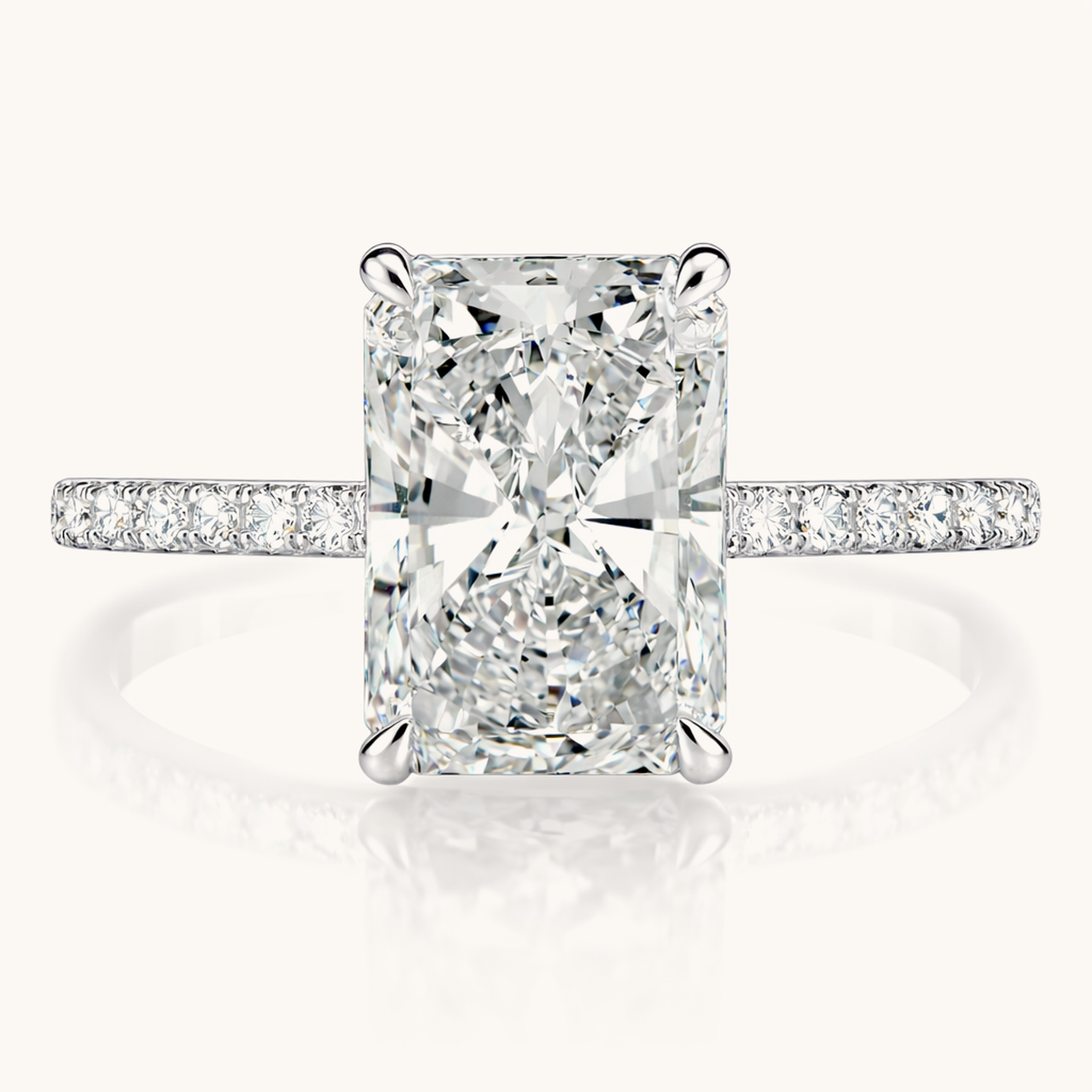 Frontansicht des Lumière d’Amour Rings mit Radiant-Labordiamant