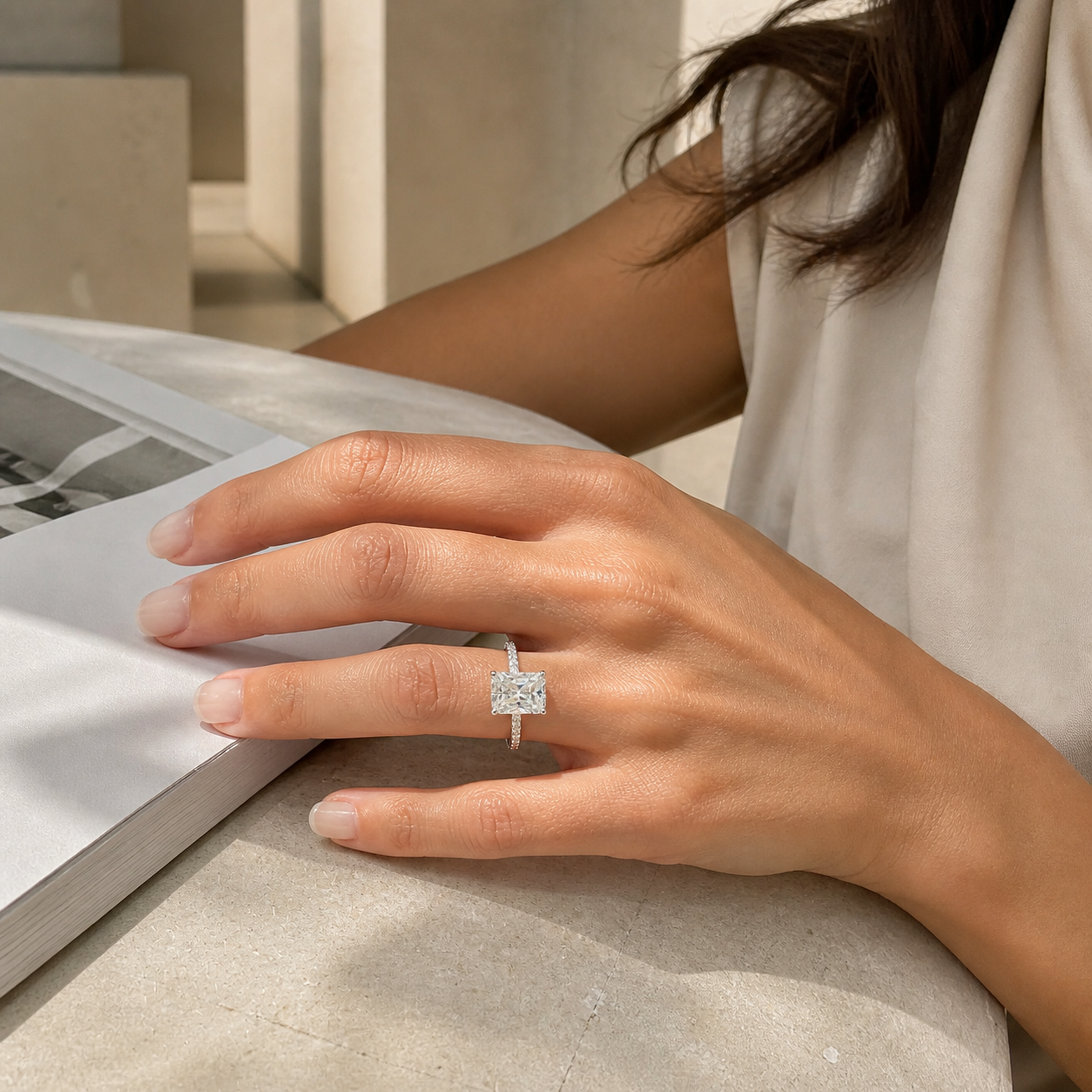 Lumière d’Amour Ring mit 3 Karat Radiant-Labordiamant an der Hand