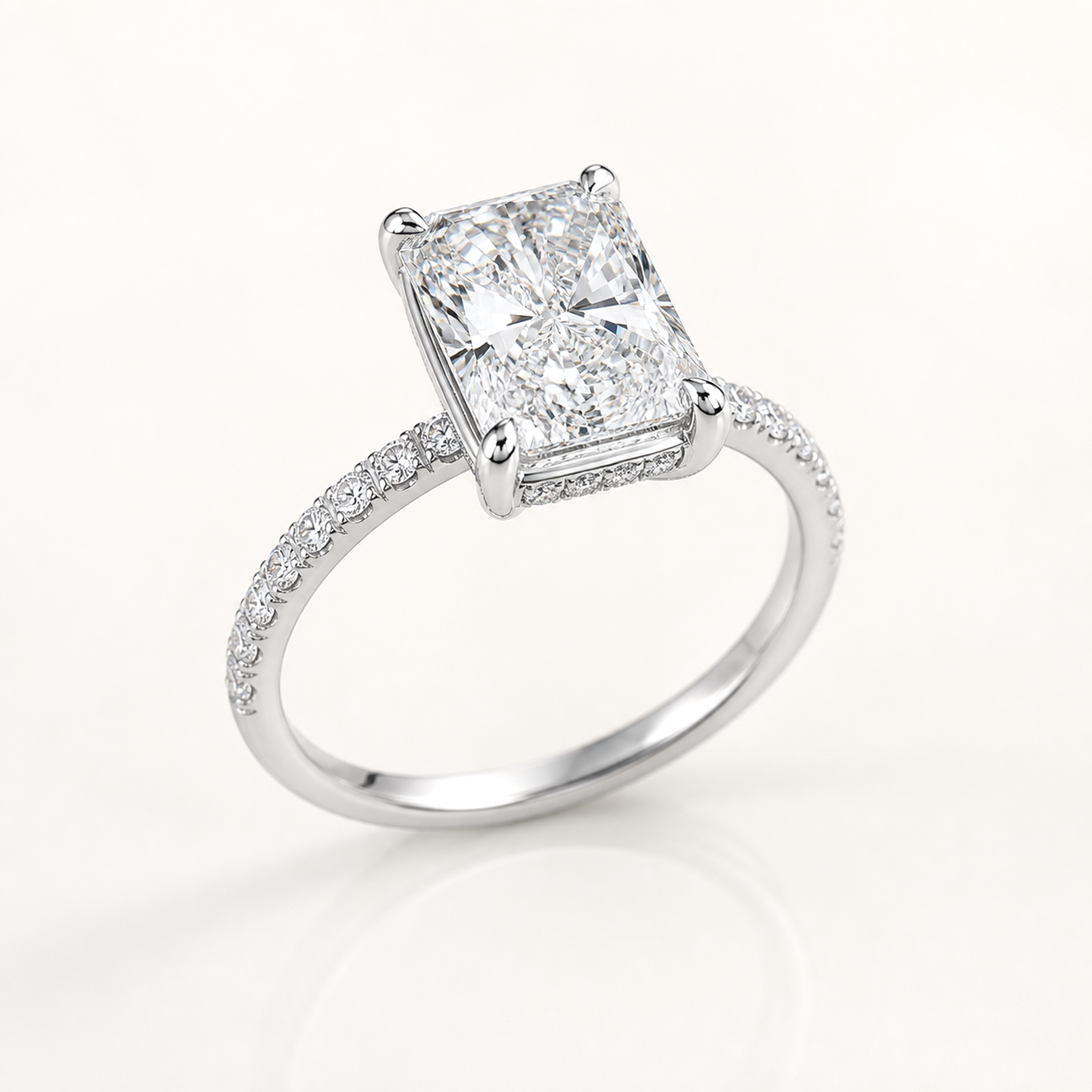 Dreiviertelansicht der Vier-Krappen-Fassung des Lumière d’Amour Rings