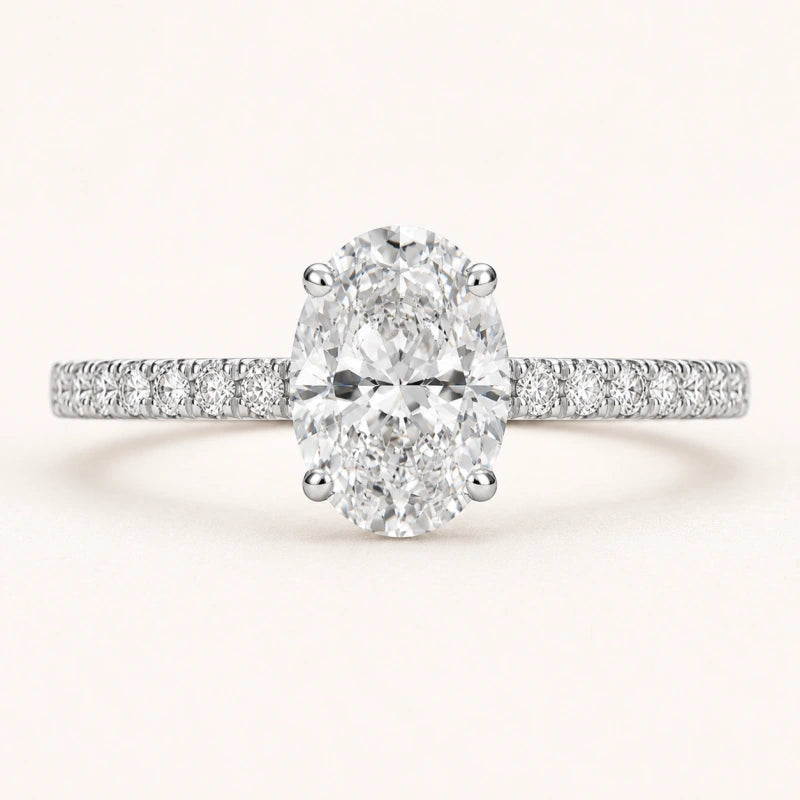 Ovale Diamant ring, front view with oval centre stone and pavé band