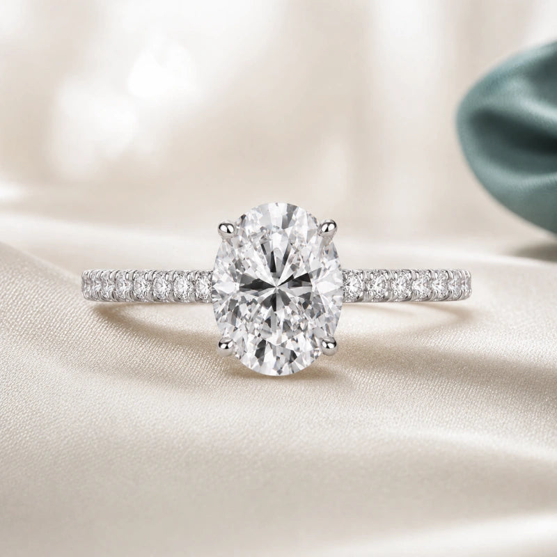 Ovale Diamant ring on ivory silk