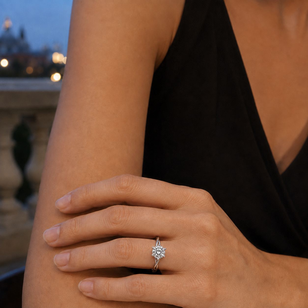 Anillo Torsadé en una mano apoyada sobre un brazo en una terraza al anochecer
